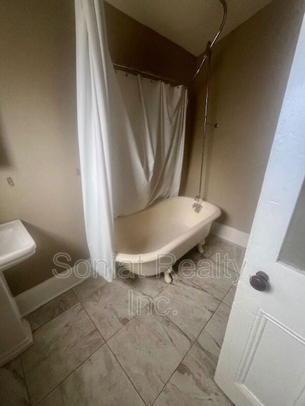 Building Photo - 2501 Burgundy St