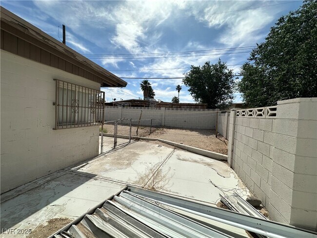 Building Photo - 2300 Pardee Pl