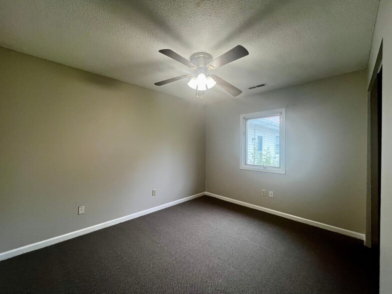 Building Photo - 3326 Kendale Dr