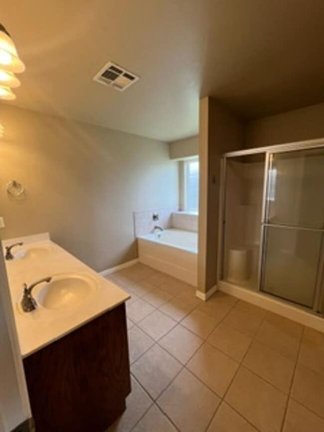 Building Photo - Convenient Location with easy access to So...