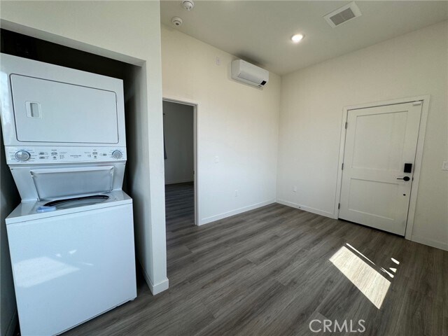 Building Photo - 209 N Serrano Ave