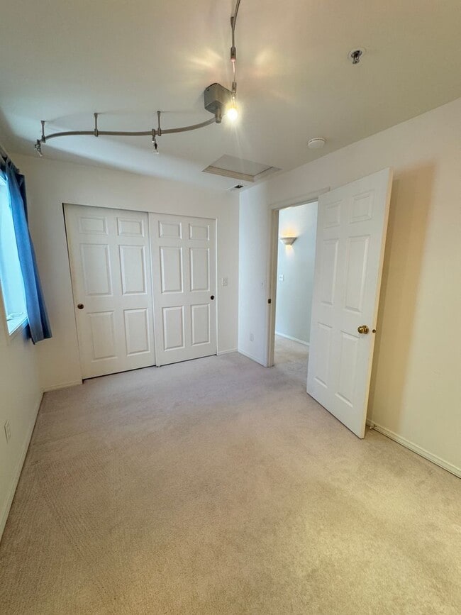 Building Photo - 2bd/2ba Edmonds Condo