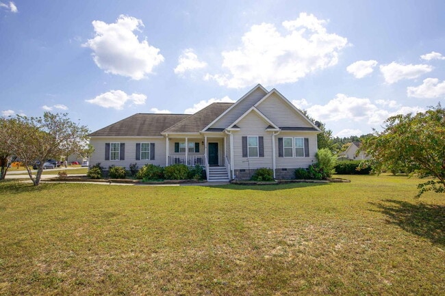 Building Photo - Charming 3 BR/2BA Ranch with fully fenced ...