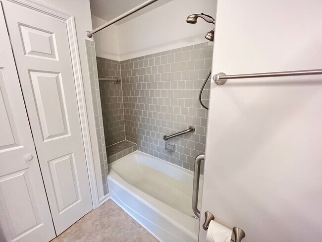 Building Photo - Branchlands Condo