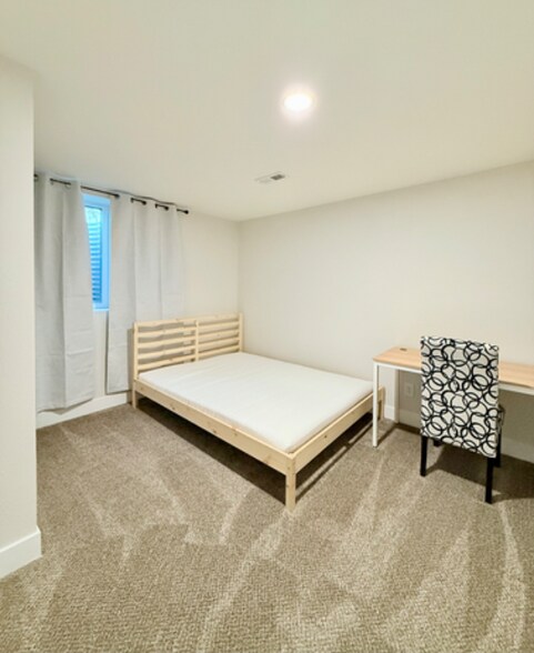 Building Photo - 9989 Dodge Dr