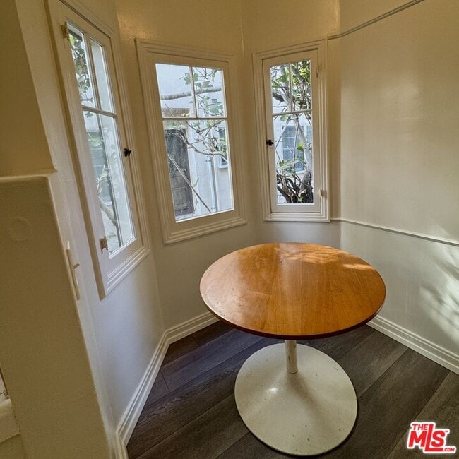 Building Photo - 328 N Sycamore Ave