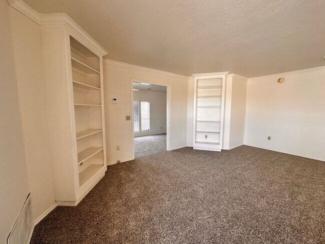 Building Photo - Spacious 4 Bed in Deer Creek