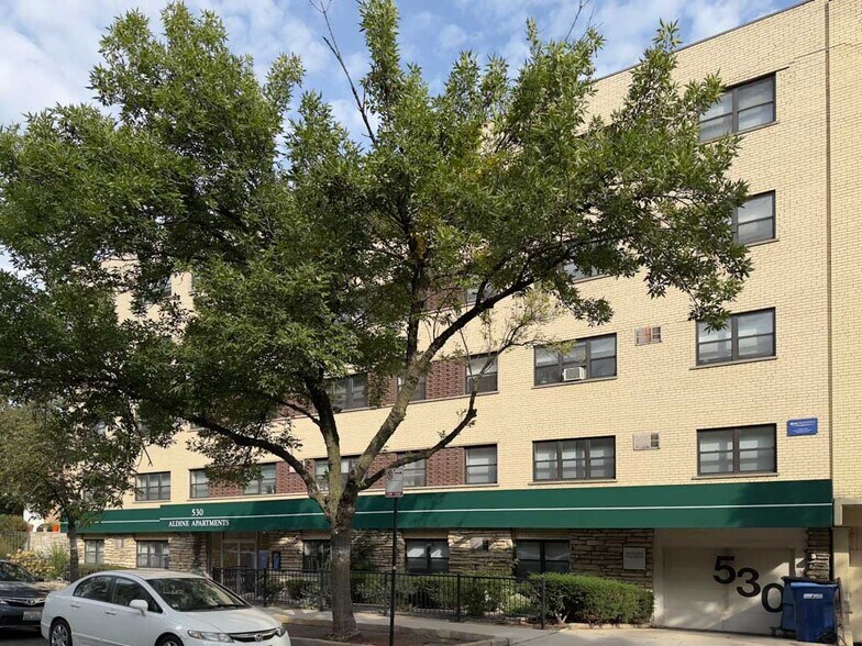 Primary Photo - 535 W Aldine Ave