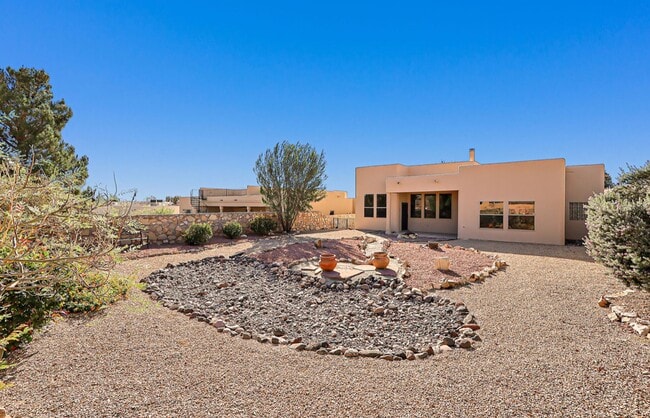 Building Photo - Beautiful Home in Sonoma Ranch with Amazin...