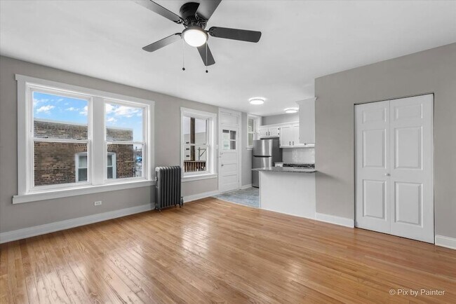 Building Photo - 2343 W Glenlake Ave