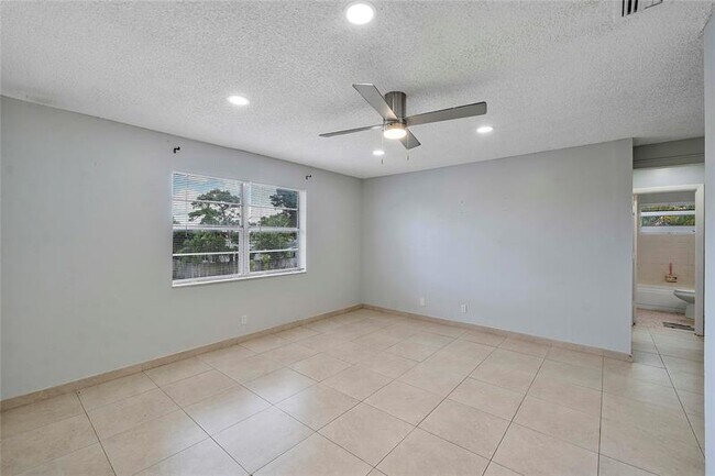 Building Photo - 395 SW 15th St
