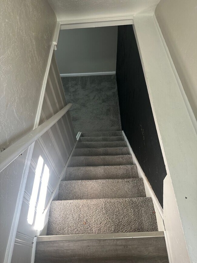 Building Photo - Stunning South Euclid 3 Bedroom