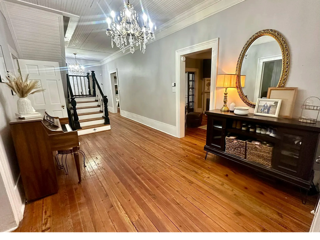 Building Photo - **Charming Small-Town Home Near Clark's Hi...