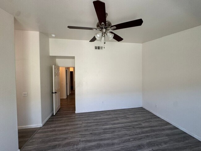 Building Photo - Beautiful home with option to expand