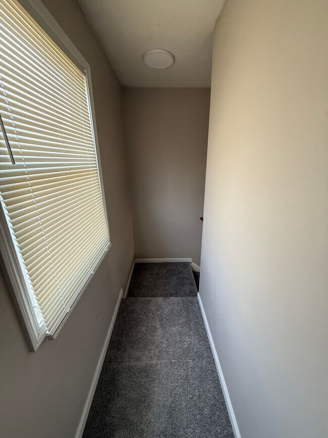 Building Photo - Charming 3-Bedroom Property in Prime Location