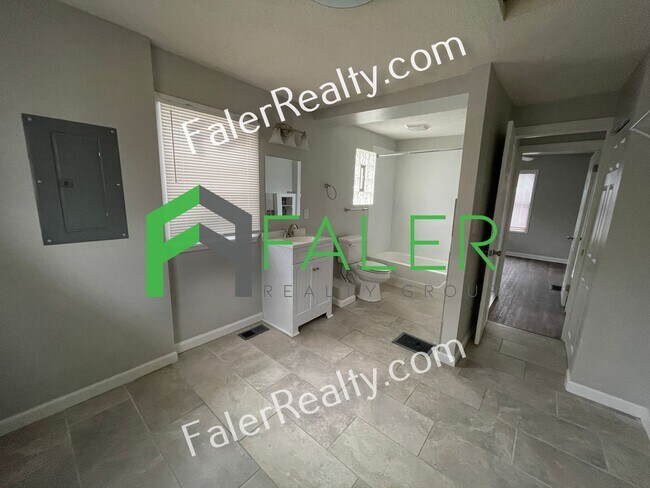 Building Photo - Darling Belmont Bungalow