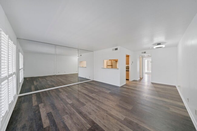 Building Photo - Chic 1-Bed Oasis with Pool & Walk-In Closets in Central San Antonio – $975/mo