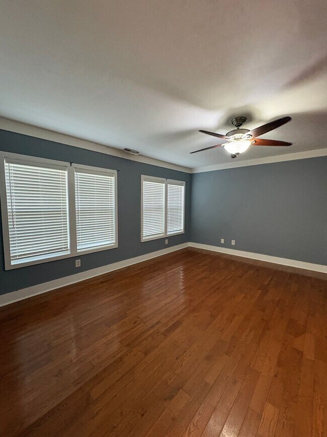 Building Photo - 4 Bedroom 2 Bath House