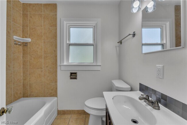 Building Photo - 5581 Saxon Dr