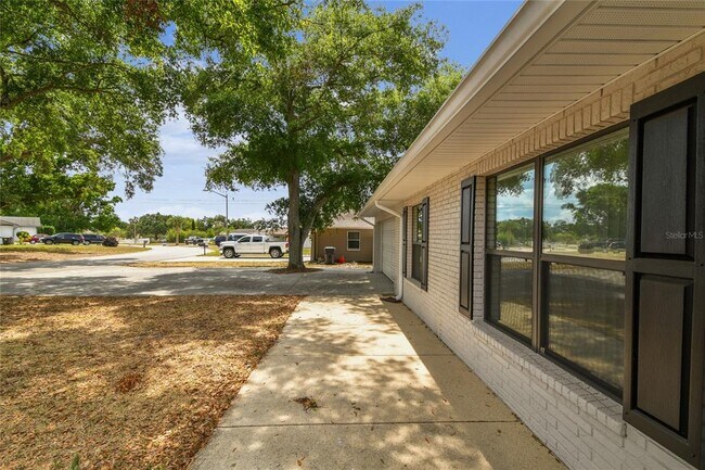 Building Photo - 1102 Shadowbrook Dr N