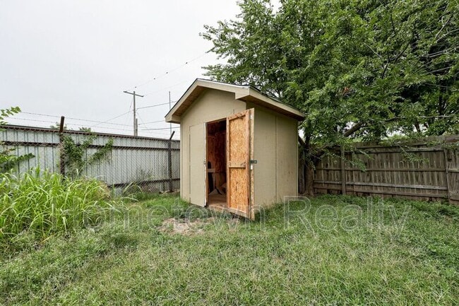 Building Photo - 306 N Hoff Ave