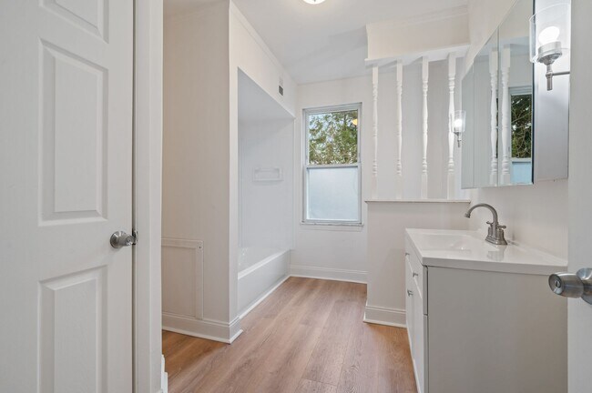 Building Photo - Newly Renovated 3 Bed, 1 Bath Home - Conveniently Located, Central AC & Heat - Available NOW in B...