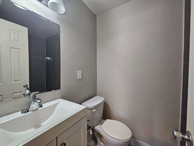 Building Photo - Spacious 4-Bedroom Aurora Home with Garage...