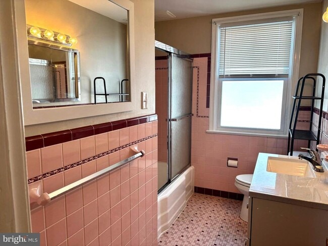 Building Photo - 659 N Main St