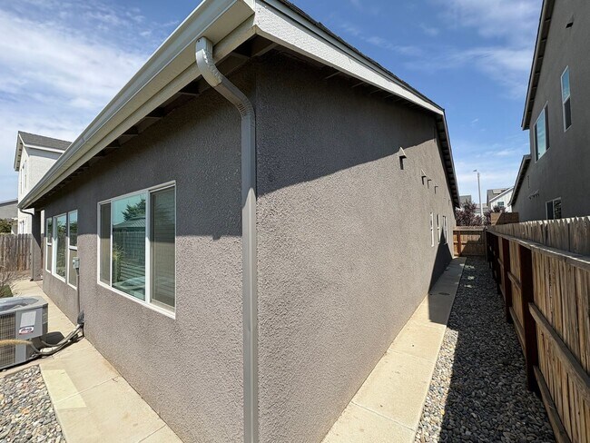 Building Photo - 113 E Tyler Ave