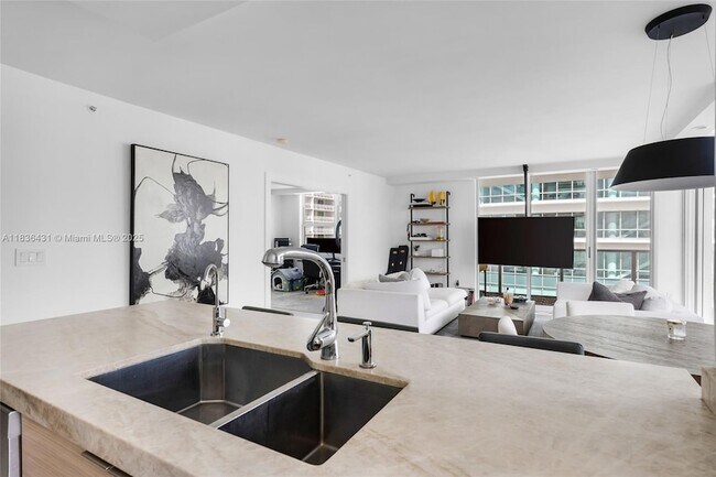 Building Photo - 1155 Brickell Bay Dr