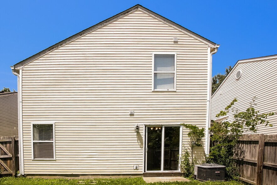 Building Photo - 4487 Connaught Dr E