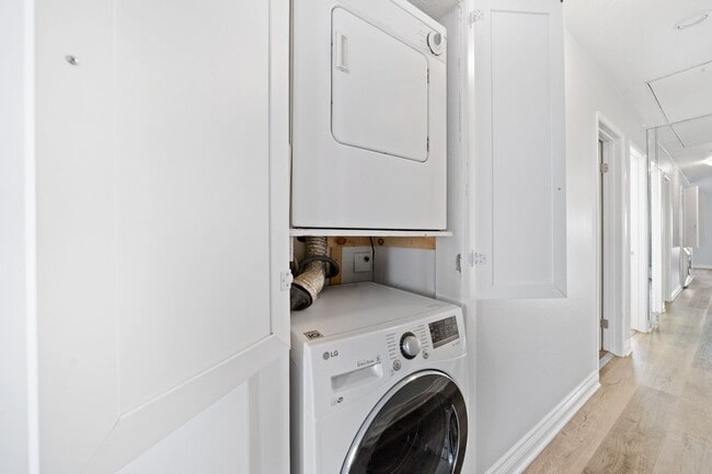 Building Photo - Seawind Upper Unit with Vaulted Ceilings a...