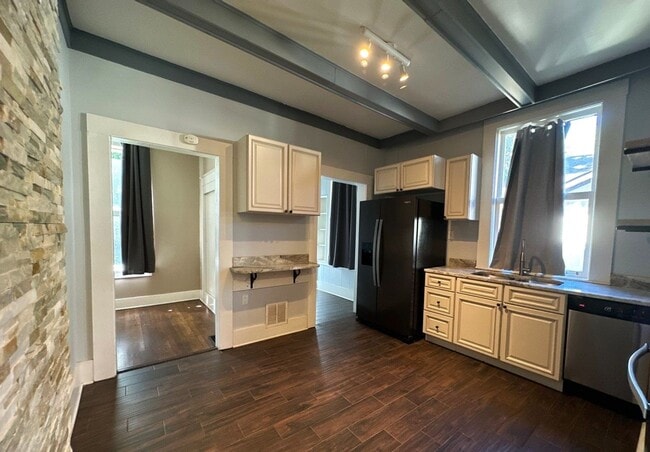 Building Photo - Gorgeous 4 Bedroom Home Now Available!!