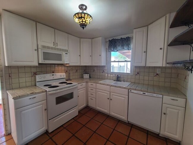 Building Photo - Charming 2 bedroom 1 bathroom