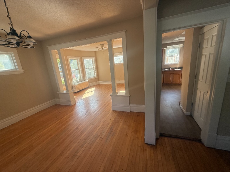 Building Photo - 350 George St W