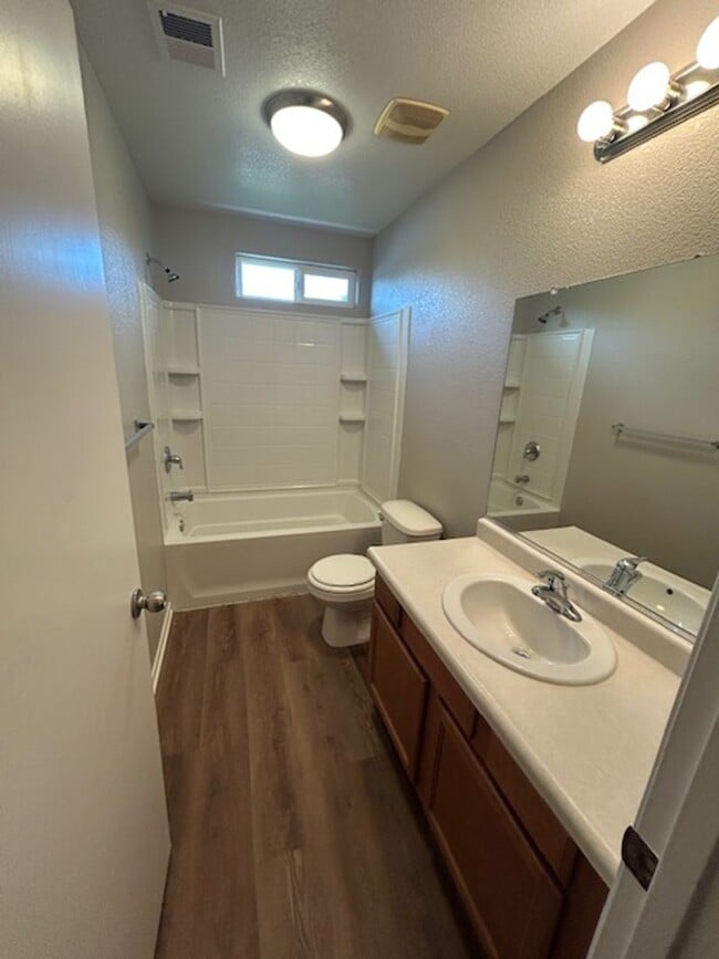 Building Photo - *Move-in special $500 off 1st month's rent...