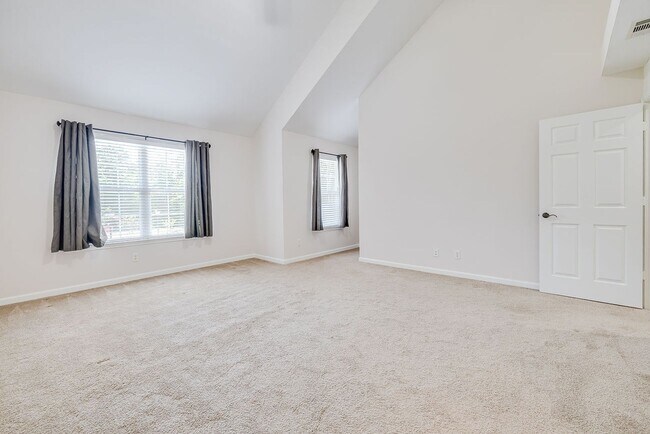Building Photo - 3-Bedroom End-Unit Townhome in Gated Weslyn Park