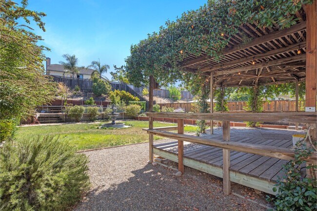 Building Photo - 512 Bluerock Dr