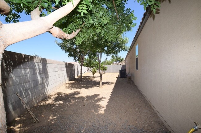 Building Photo - Impressive 4 bed 3 bath Circle Cross Home!