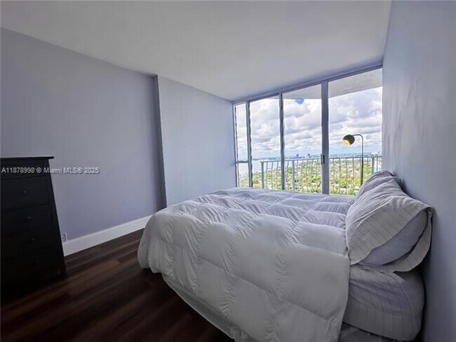 Building Photo - 7601 E Treasure Dr