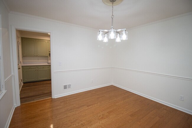 Building Photo - Renovated 5BR Home Minutes from Downtown Columbia | Two Full Kitchens + Fenced Yard ~ Available M...