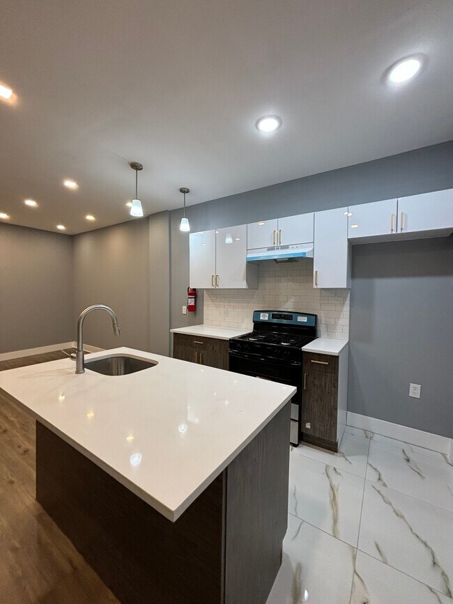 Primary Photo - 812 Clinton Ave