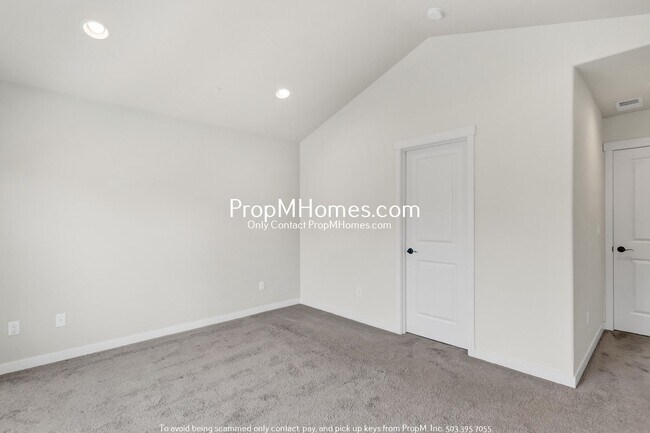 Building Photo - Three Level Home in Villebois - 4 Bedrooms!