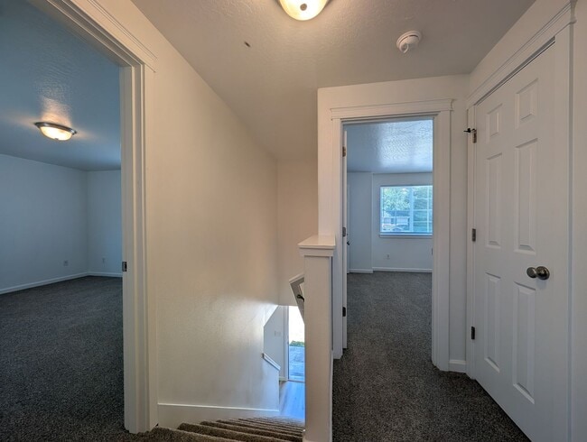 Building Photo - Nice 3 bed/1.5 bath duplex with fenced-in yard and 1 car garage