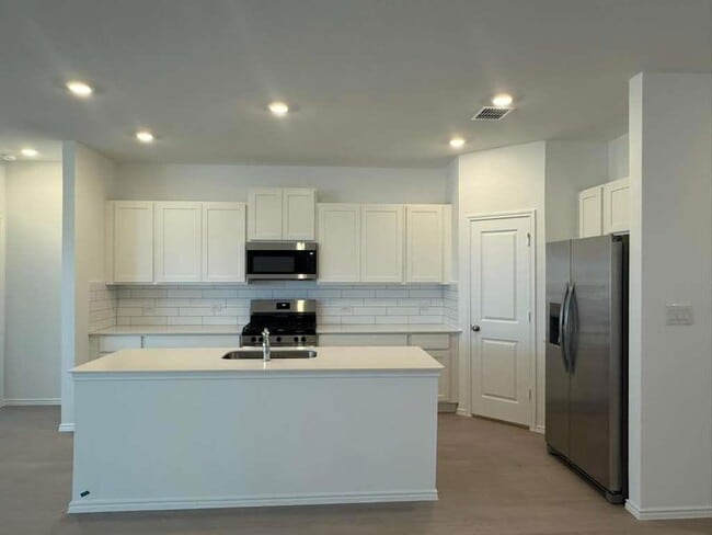 Building Photo - 577 Sormonne Lp