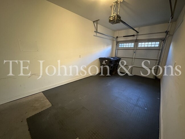 Building Photo - Stunning 3 Bedroom 2.5 Bath in Winston Salem