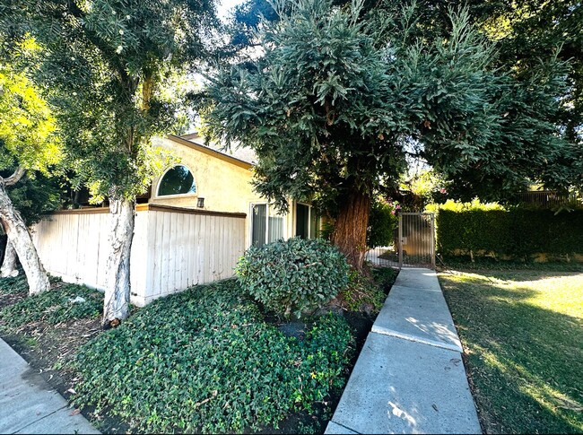 Building Photo - 2bed 2bath Condo WOODLAND HILLS