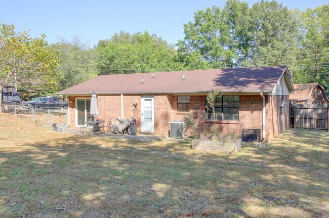 Building Photo - 554 Roselawn Dr