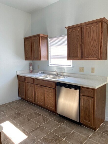 Building Photo - 305 Bronc Dr