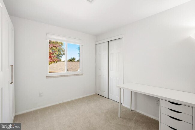 Building Photo - 1527 Hiddenbrook Dr